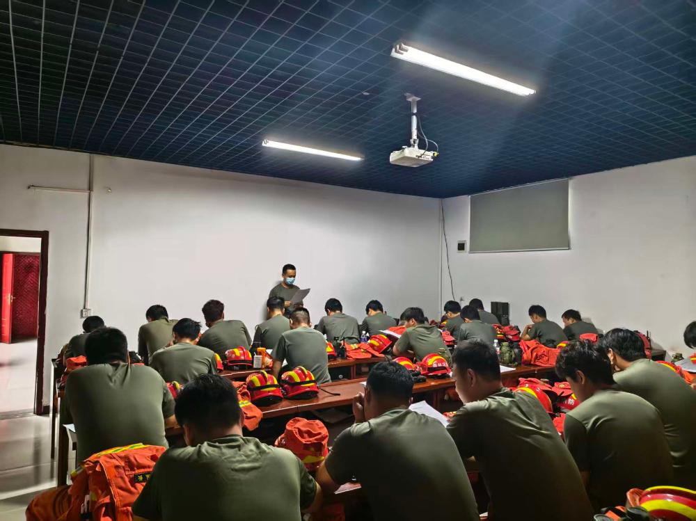 辉县市专业森林消防队开展森林防灭火理论再加强学习